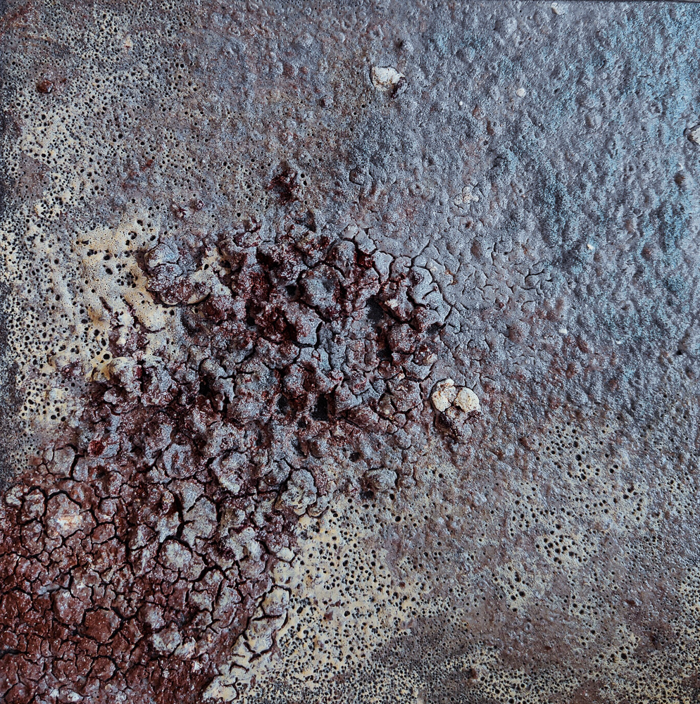 Carreau mural KAIRO — grès noir, émail au végétal, Aurélie Challes