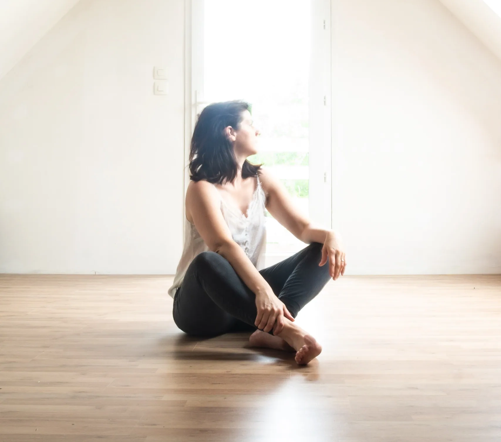 Aurélie Challes, céramiste et plasticienne, dans son atelier